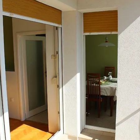 Green Four Stars Apartment